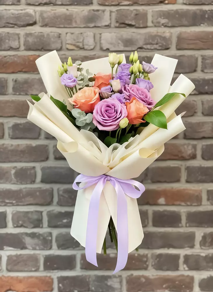 Букет цветов из: Лизиантусы и Розы в Понежукай