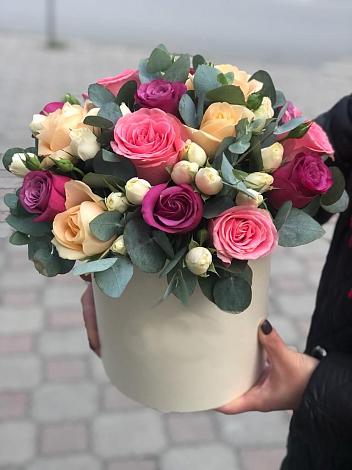 Цветочная композиция из Розы в шляпной коробке в Понежукай