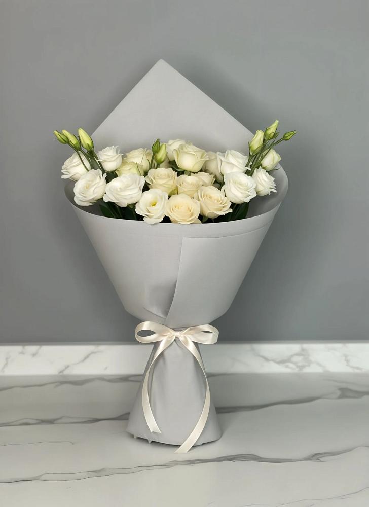 Букет цветов из: Розы и Лизиантусы в Понежукай