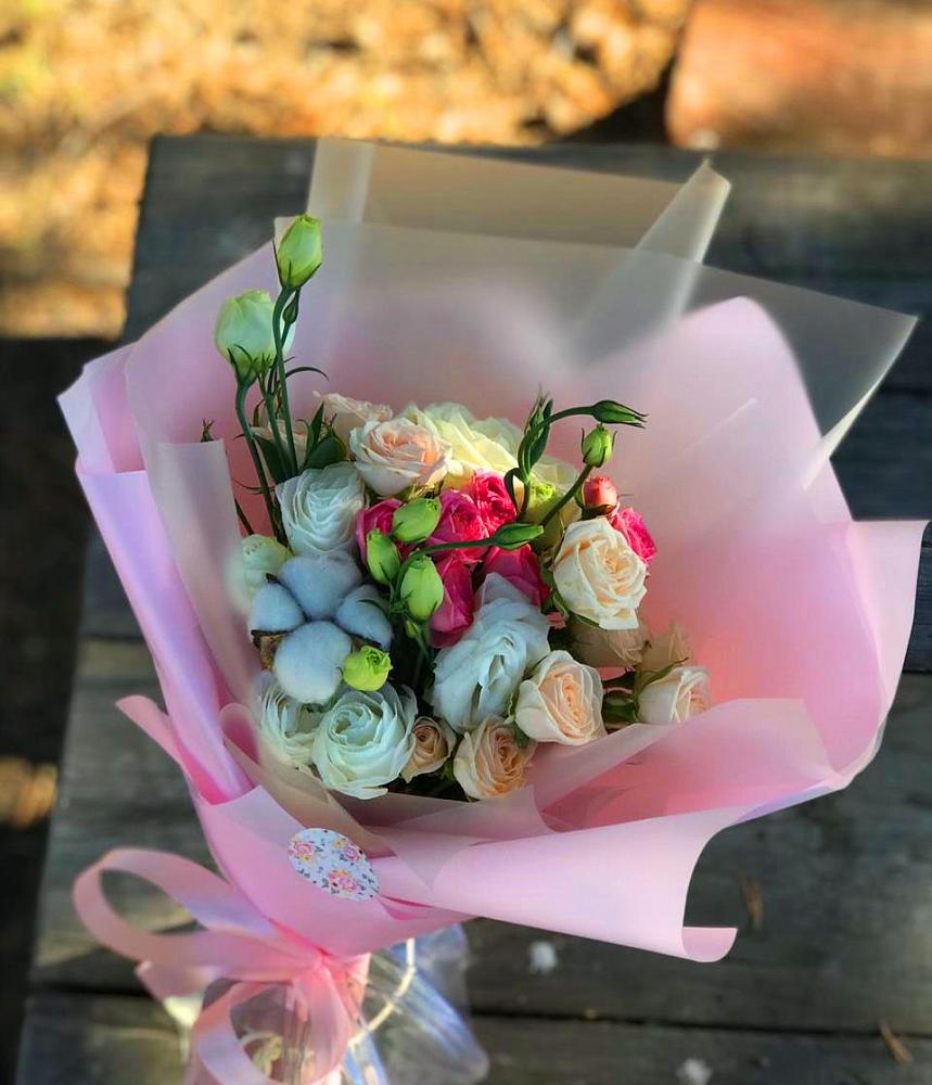 Букет цветов из: Розы и Лизиантусы в Понежукай