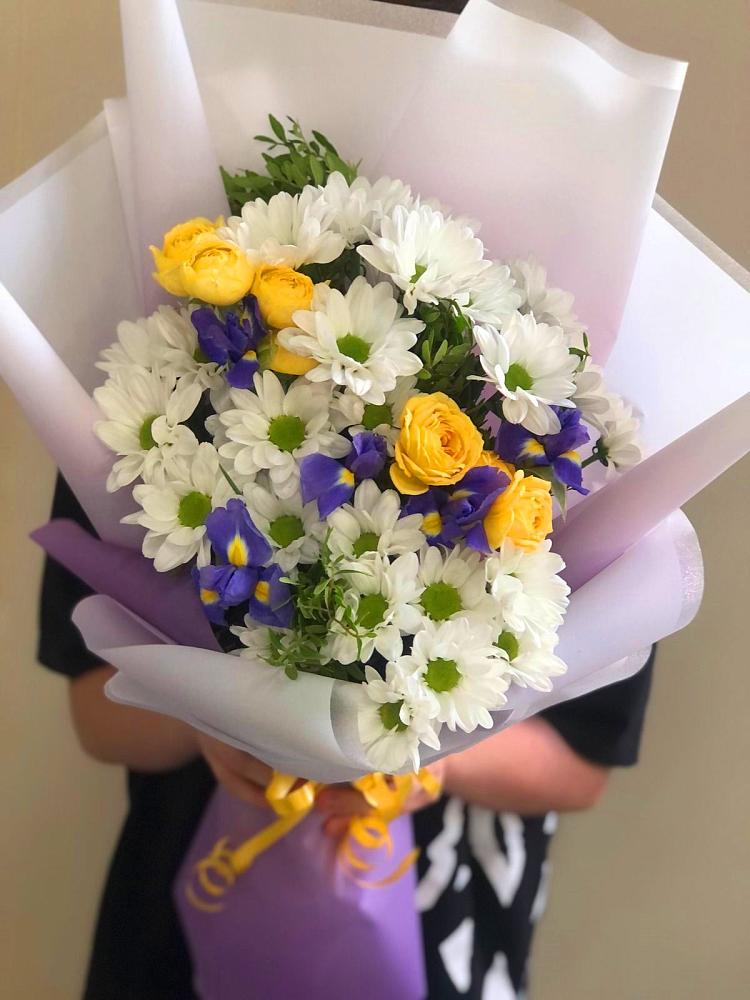 Букет цветов из: Ирисы, Хризантемы и Розы в Понежукай