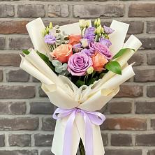 Букет цветов из:  Лизиантусы и Розы в Понежукай