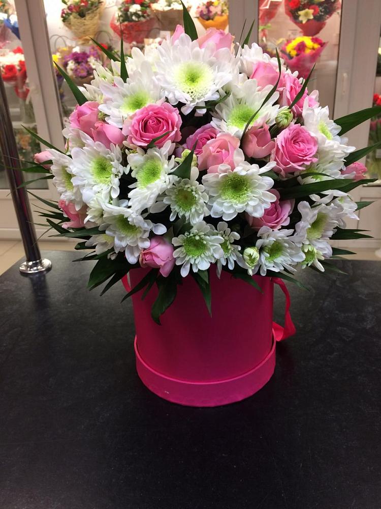 Цветочная композиция из Розы и Хризантемы в шляпной коробке в Понежукай