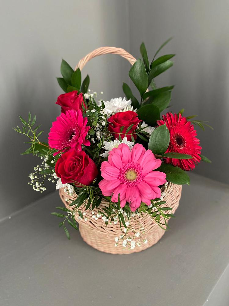 Цветочная композиция из Розы, Хризантемы и Герберы в корзине в Понежукай