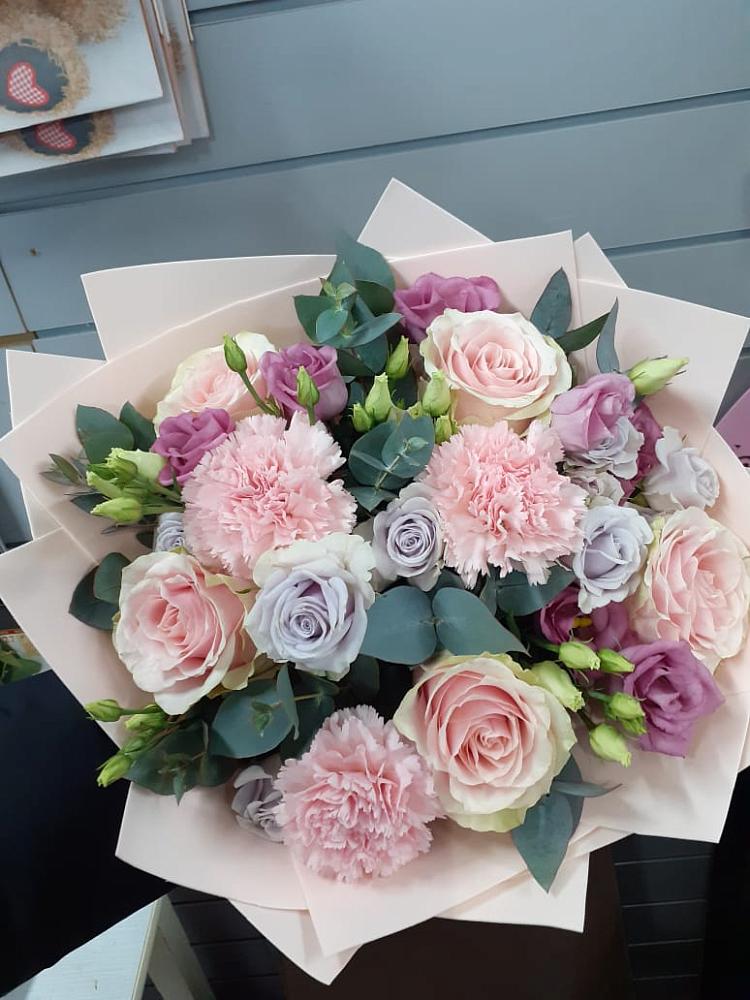 Букет цветов из: Розы, Гвоздики и Лизиантусы в Понежукай