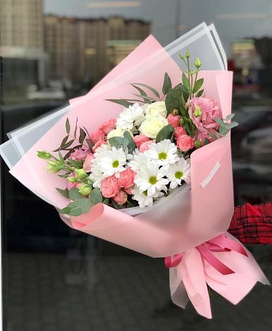 Букет цветов из: Розы, Лизиантусы и Хризантемы в Понежукай