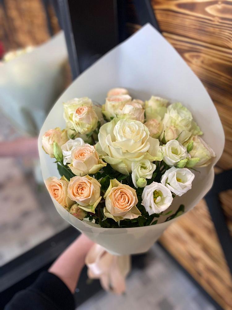 Букет цветов из: Розы и Лизиантусы в Понежукай